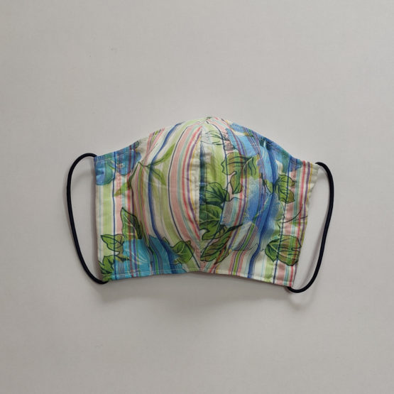 Masque ergonomique (fleurs bleues et fines rayures multicolores sur fond blanc)