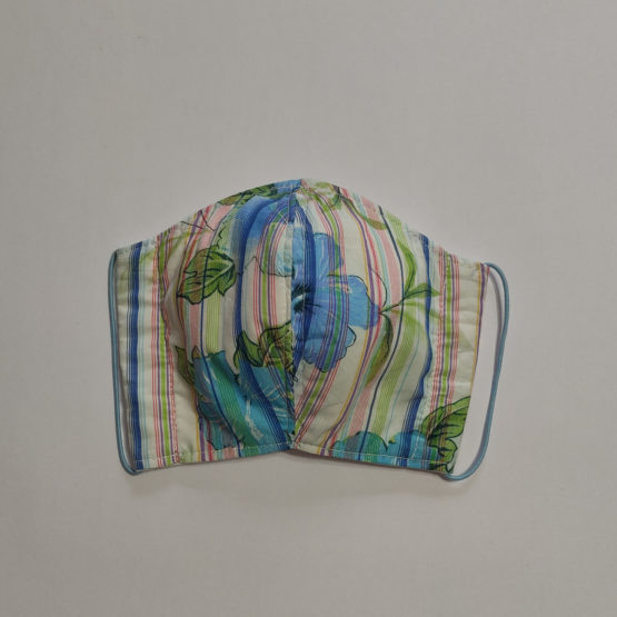 Masque ergonomique (fleurs bleues et fines rayures multicolores sur fond blanc) – Image 2