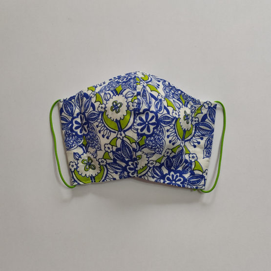 Masque ergonomique (motif bandana indigo/vert pomme sur fond écru)