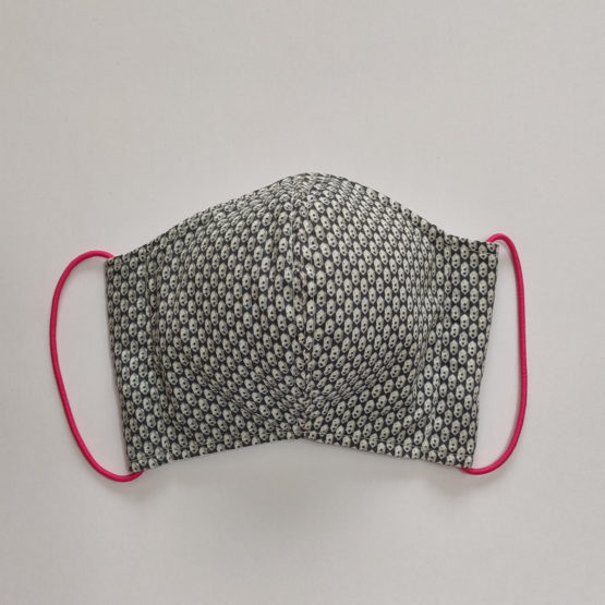 Masque ergonomique (petit motif gris régulier) – Image 2