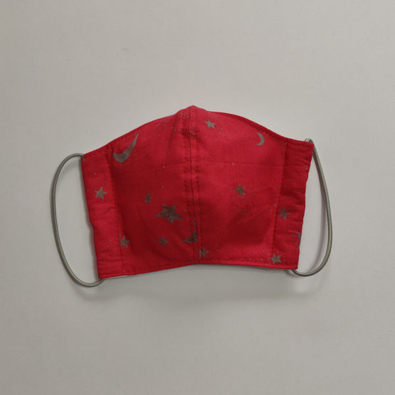Masque ergonomique (étoiles argentées usées sur fond rouge) – Image 2