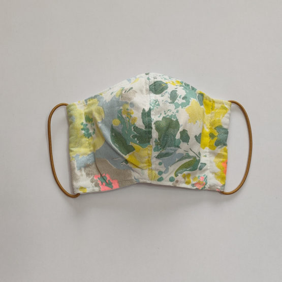 Masque ergonomique (camouflage fleuri jaune/kaki/gris/rose fluo sur piqué blanc)